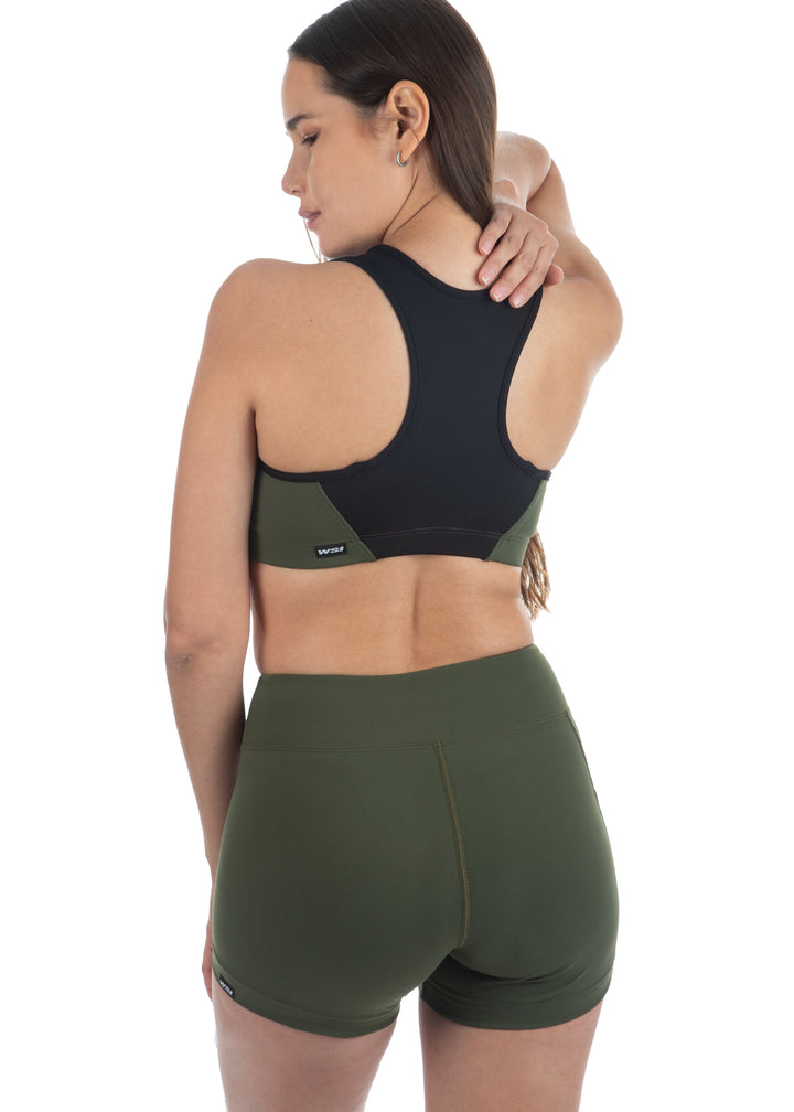 These motion shorts feature flat-locked seams and a convenient side pocket. With a 5" inseam, they provide a comfortable, lightweight feel against your skin. The wide waistband includes built-in elastic to enhance comfort, while the contour fit ensures a flattering and supportive silhouette.