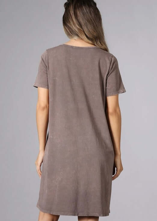 USA Made Ladies Desert Taupe Mineral Washed Casual Cotton Short Sleeve Knee Length Dress with Pockets | Chatoyant Style# C60596 | Classy Cozy Cool Women's Made in America Boutique
