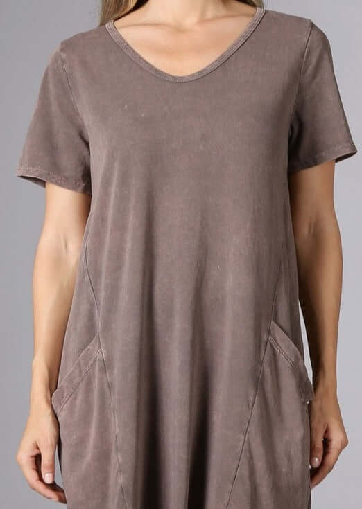 USA Made Ladies Desert Taupe Mineral Washed Casual Cotton Short Sleeve Knee Length Dress with Pockets | Chatoyant Style# C60596 | Classy Cozy Cool Women's Made in America Boutique