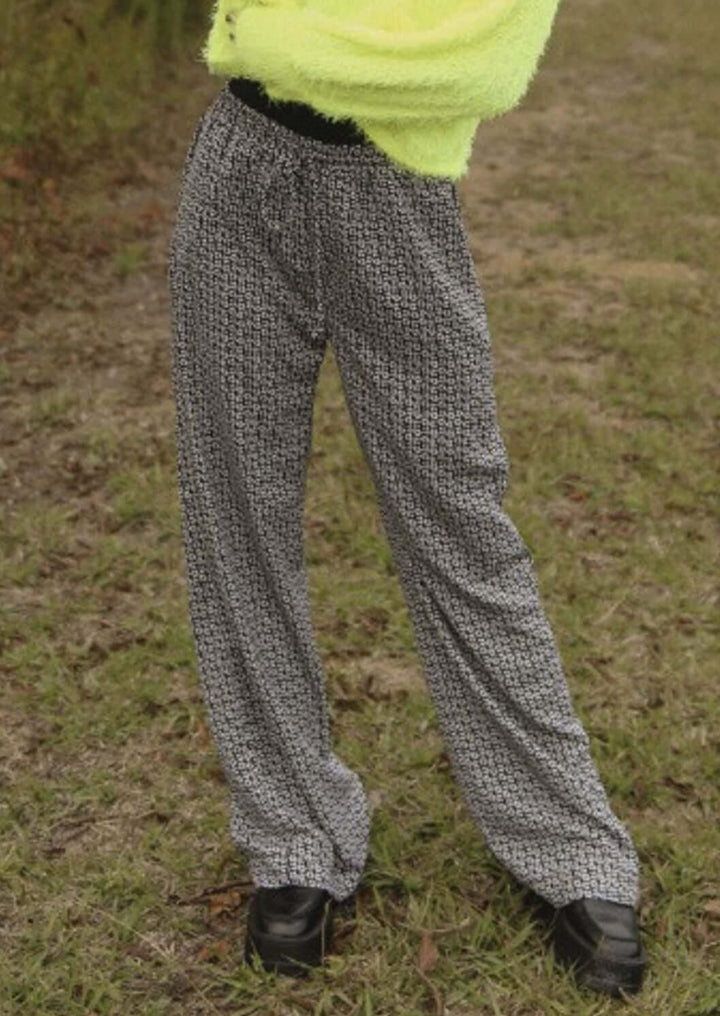 If She Loves Ladies Vintage Flower Pattern Relaxed Fit Pull-On Style Pants with Elastic Waist in Navy & White | Made in USA | Women's Made in America Boutique