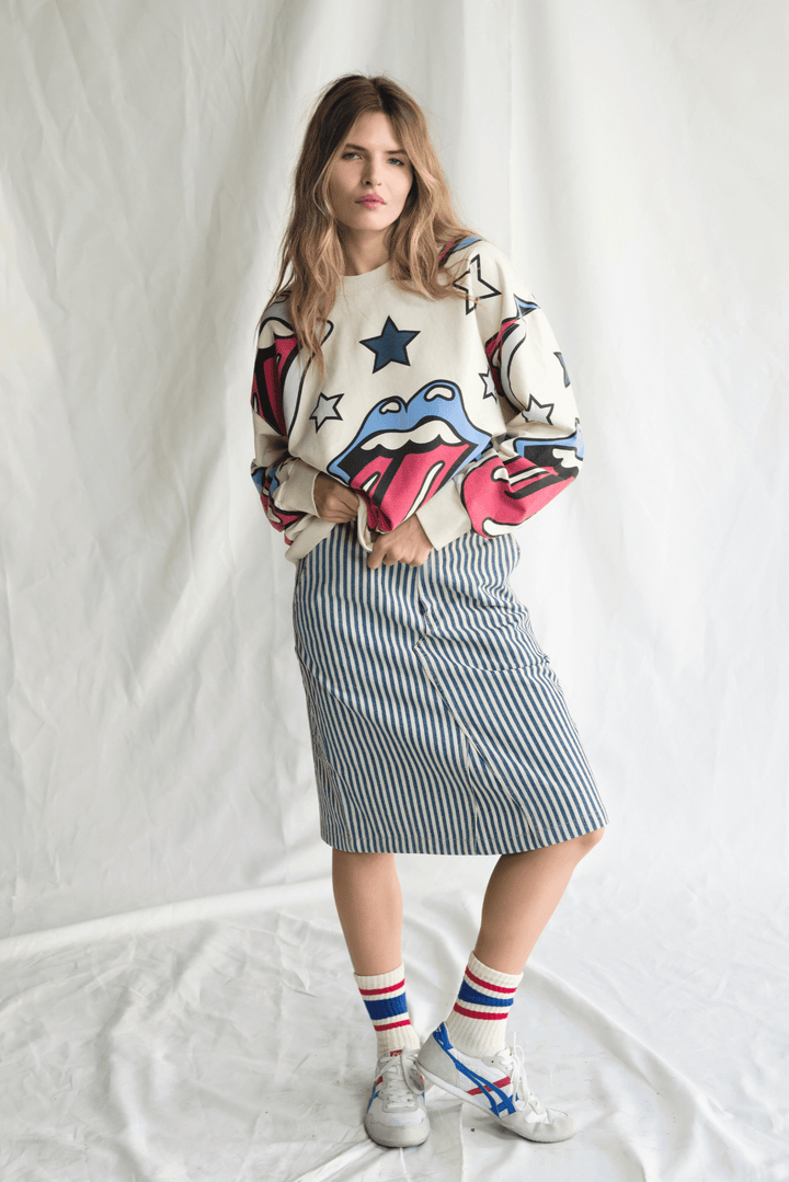 Can't get no satisfaction? This oversized sweatshirt is here to fix that! Introducing the Rolling Stones Loud Mouth Oversized Crewneck, a rock-and-roll dream come true. 