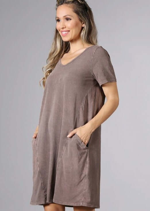 USA Made Ladies Desert Taupe Mineral Washed Casual Cotton Short Sleeve Knee Length Dress with Pockets | Chatoyant Style# C60596 | Classy Cozy Cool Women's Made in America Boutique