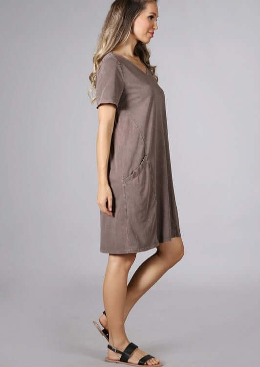 USA Made Ladies Desert Taupe Mineral Washed Casual Cotton Short Sleeve Knee Length Dress with Pockets | Chatoyant Style# C60596 | Classy Cozy Cool Women's Made in America Boutique