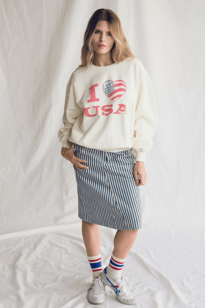 Embrace pure American comfort with our "I Love USA" Pullover! This isn't just a sweatshirt; it's a hug of patriotic pride, crafted from sumptuously soft 100% premium cotton in a timeless, versatile vanilla color. 