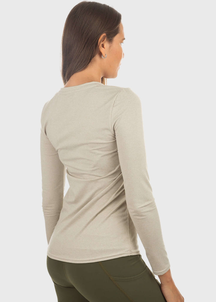 Super soft SoftTech™ Pro Relaxed fit, crew neck Lightweight & breathable fabric 4-way stretch Built-in UPF 50 for sun protection Perfect workout top or casual wear