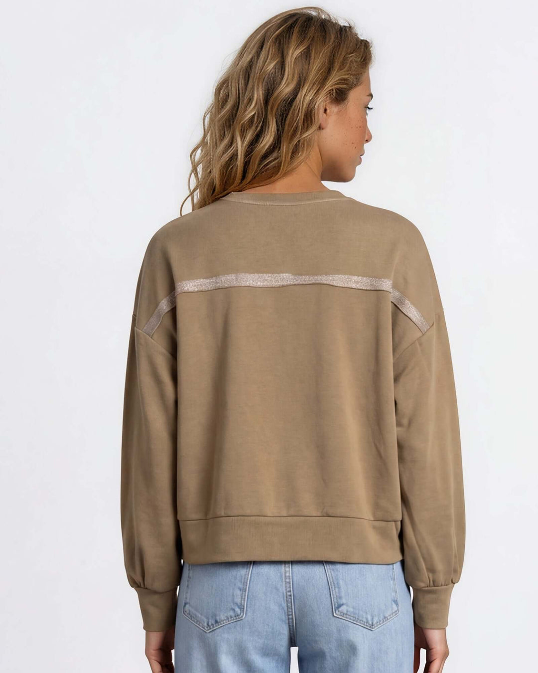Made in USA cotton-wash pullover with an oversized boxy fit and two-tone raw-edge details. Shop the easygoing Wine or Mocha sweatshirt in S–XL.