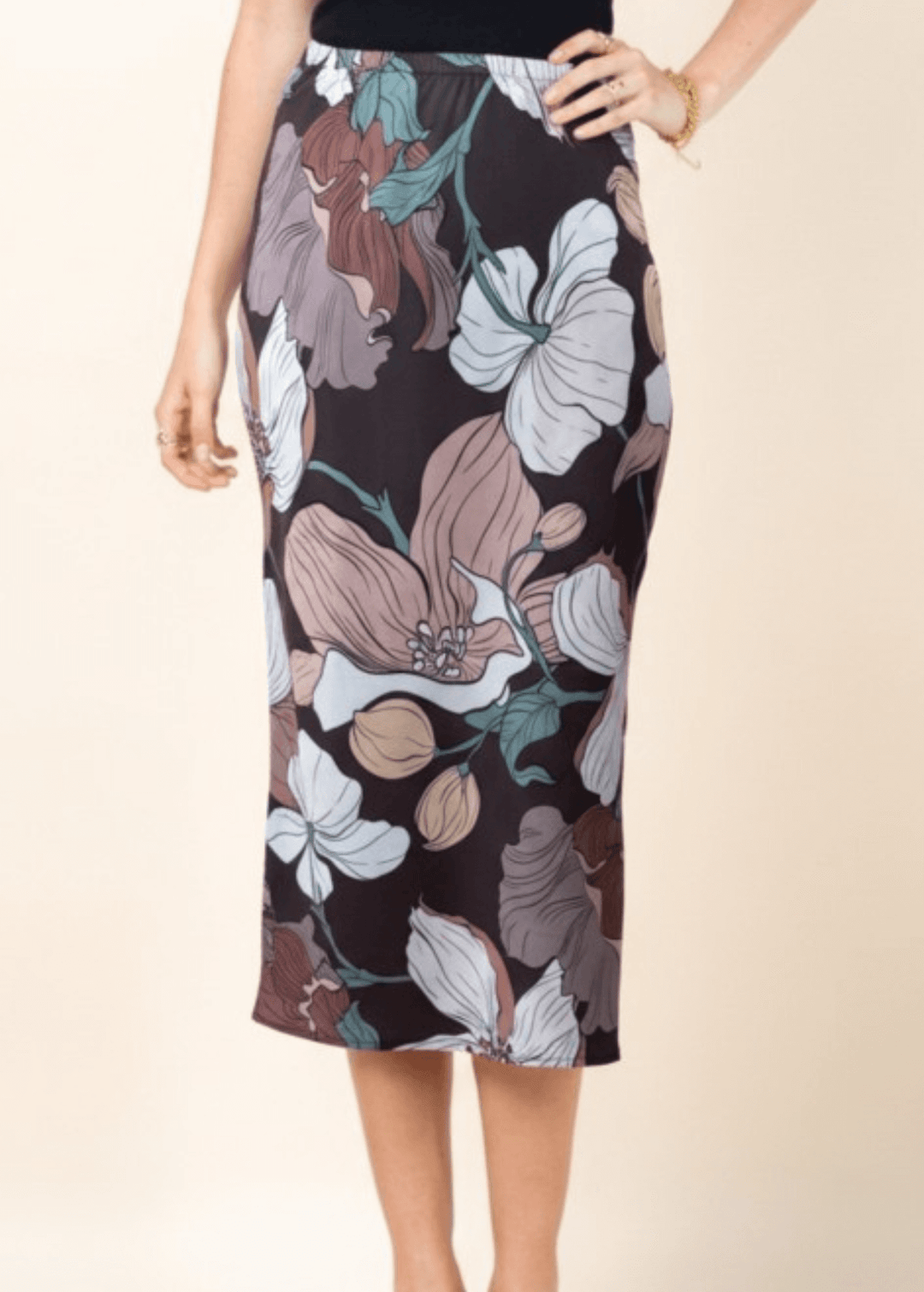 Effortless elegance meets everyday comfort in the Felicia Big Floral Print Midi Skirt. This made in USA lightweight piece features a stunning flower print that transitions seamlessly from casual to dressed-up occasions. The split side adds movement and modern flair, while the elastic waistband and stretchy fabric blend ensure all-day comfort and ease of wear. 