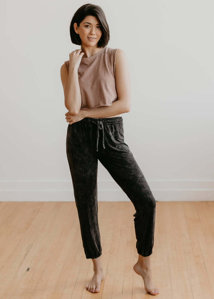 People of Leisure - The perfect blend of comfort and style. Our Melrose Pant is flattering with a drawstring waist and ankle-length cut. Whether lounging at home or out the town, these sweatpants will have you looking effortlessly cool. 