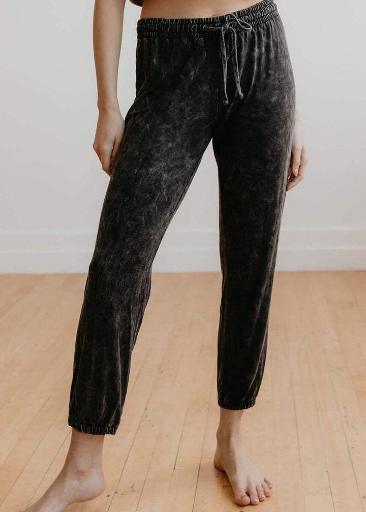 People of Leisure - The perfect blend of comfort and style. Our Melrose Pant is flattering with a drawstring waist and ankle-length cut. Whether lounging at home or out the town, these sweatpants will have you looking effortlessly cool. 