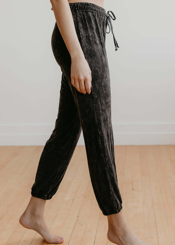 People of Leisure - The perfect blend of comfort and style. Our Melrose Pant is flattering with a drawstring waist and ankle-length cut. Whether lounging at home or out the town, these sweatpants will have you looking effortlessly cool. 
