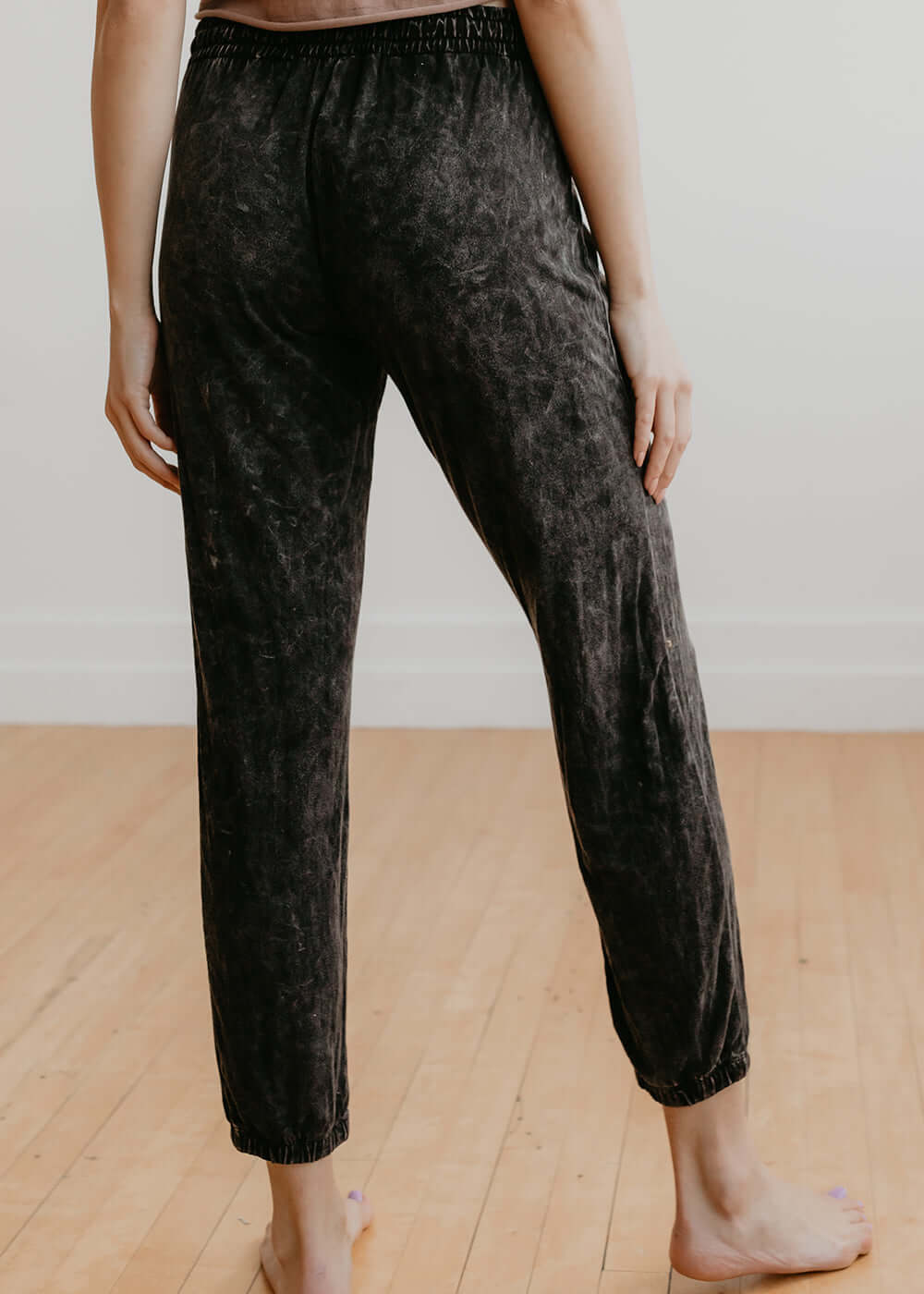People of Leisure - The perfect blend of comfort and style. Our Melrose Pant is flattering with a drawstring waist and ankle-length cut. Whether lounging at home or out the town, these sweatpants will have you looking effortlessly cool. 