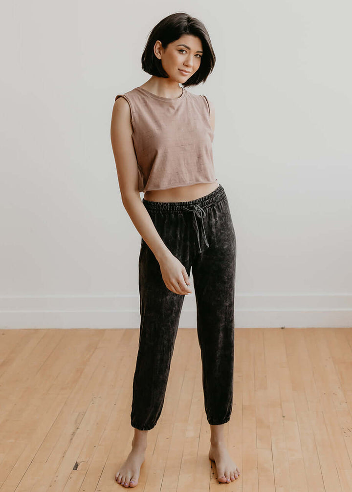 People of Leisure - The perfect blend of comfort and style. Our Melrose Pant is flattering with a drawstring waist and ankle-length cut. Whether lounging at home or out the town, these sweatpants will have you looking effortlessly cool. 