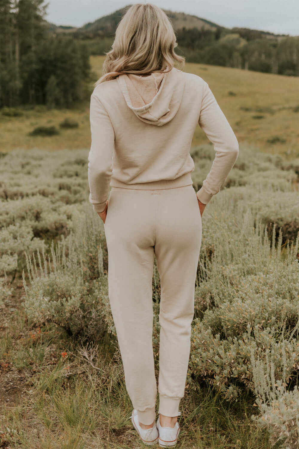 This vintage inspired joggers are made from light-weight 100% organic cotton. Wear this on a cozy coffee date or a movie night in with friends.